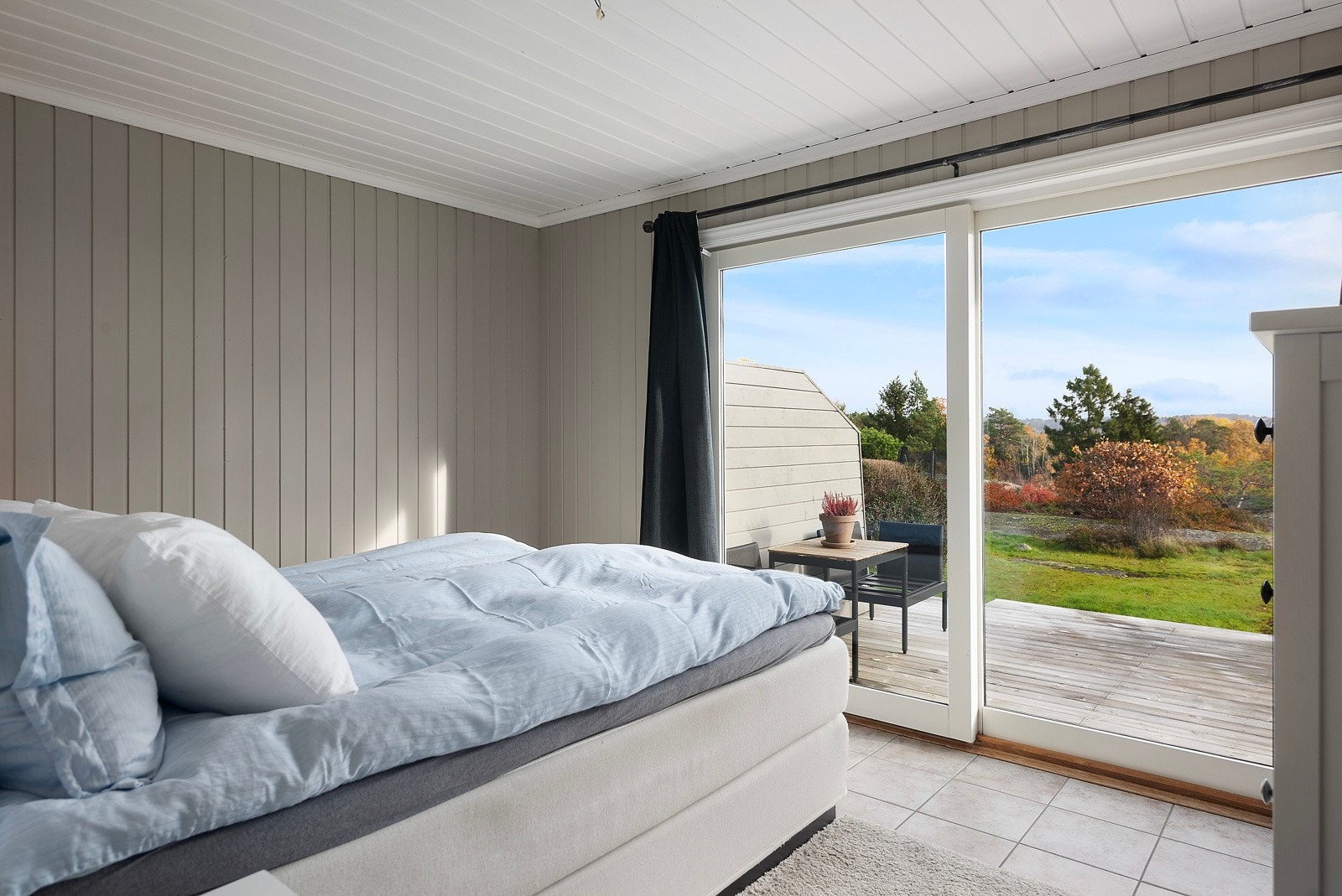 Et stort åpent og lyst rom med utgang til den andre markterrassen Galleribilde