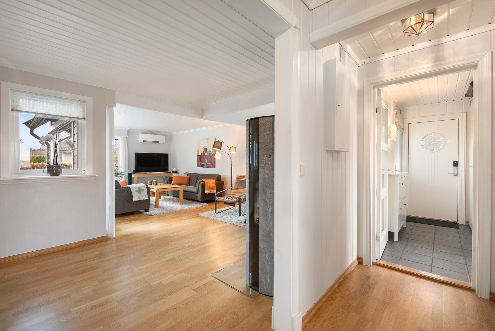 Fra entreen kommer du inn i stue med praktisk L-form Galleribilde