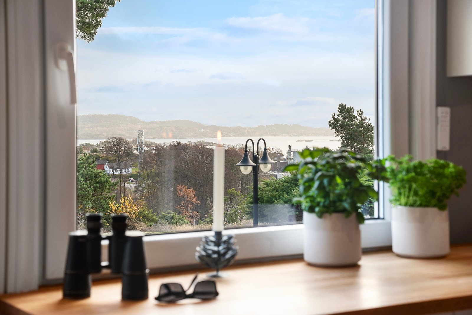 Her har du overblikk over området og utsikt til sjøen Galleribilde