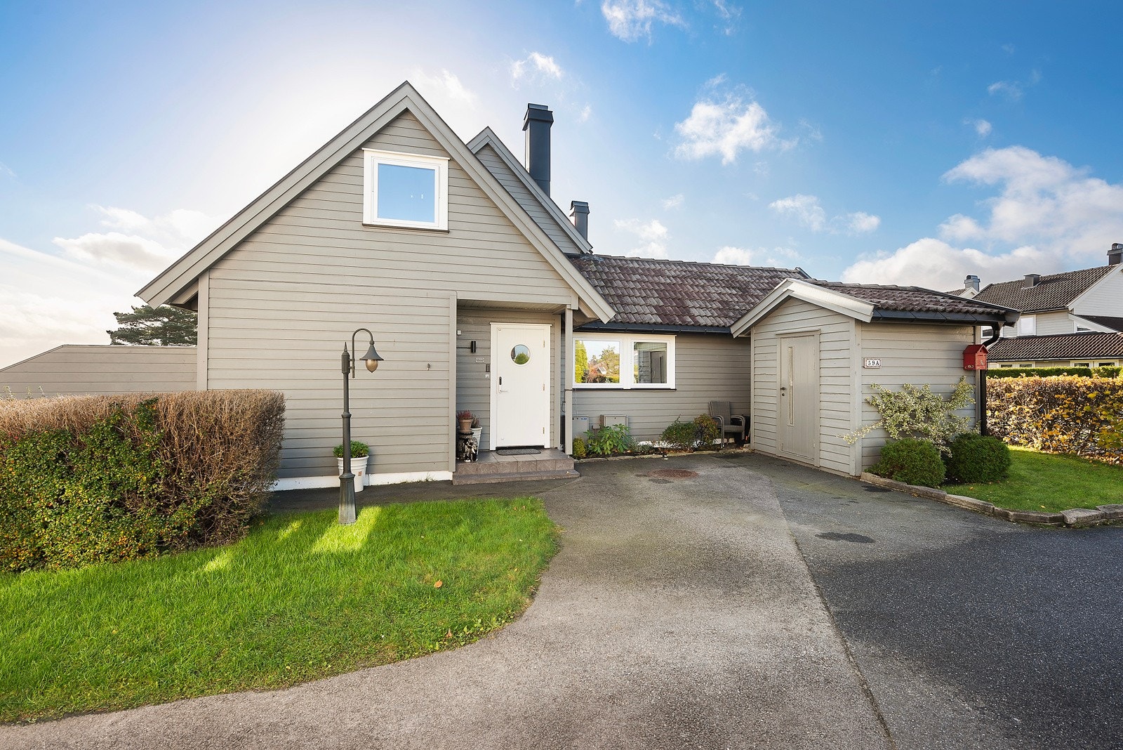 Inngangspartiet er overbygget og du har romslig frittstående bod med god lagringsplass Galleribilde