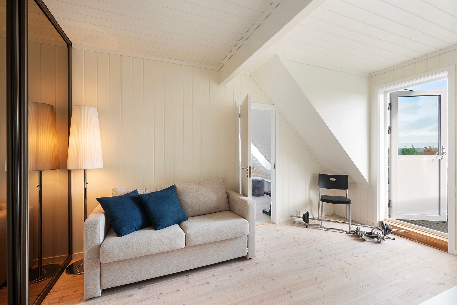 Det ene soverommet i 2. etasje har utgang til balkong Galleribilde