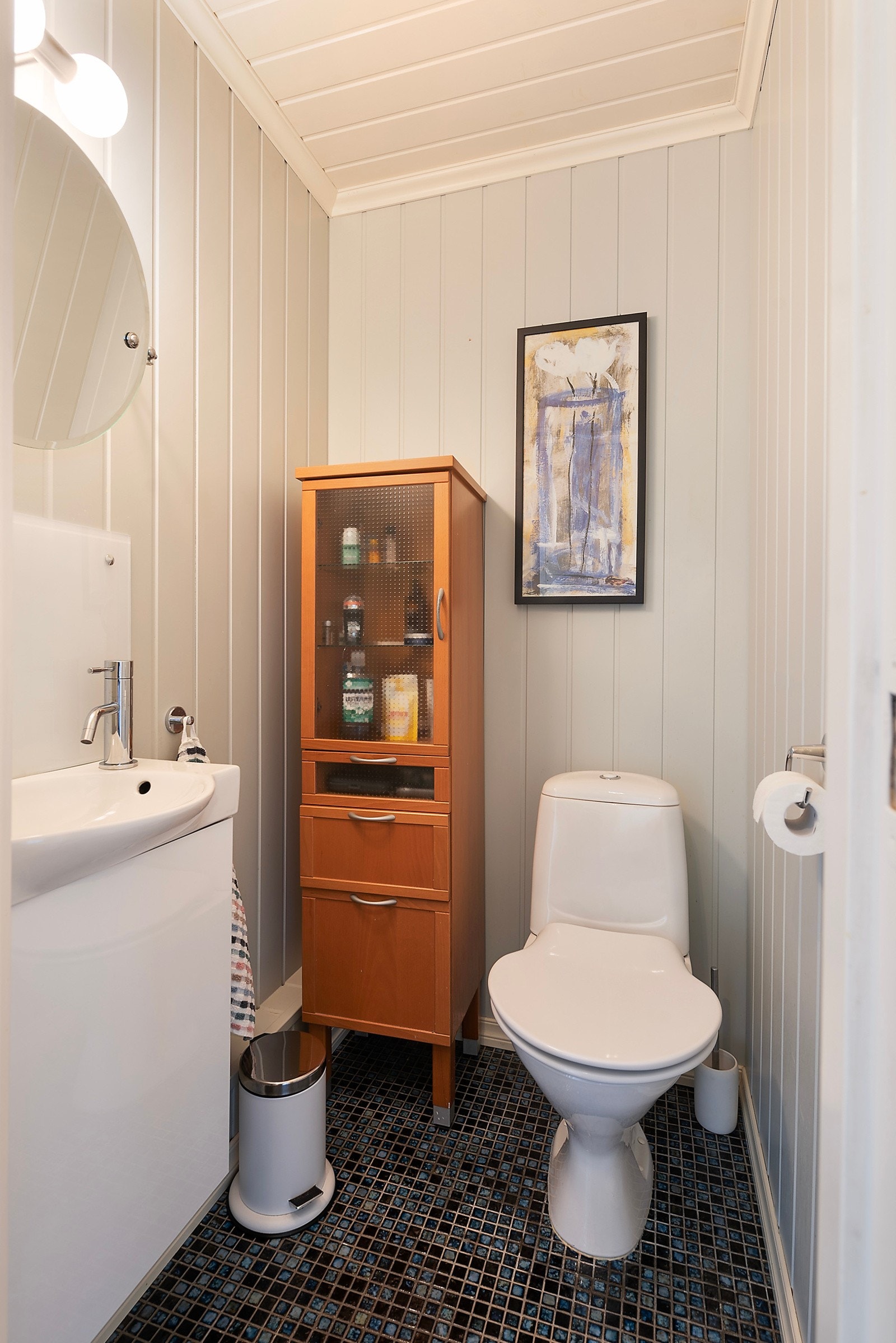 Fra hallen er det adkomst til toalett i 1.etasje Galleribilde