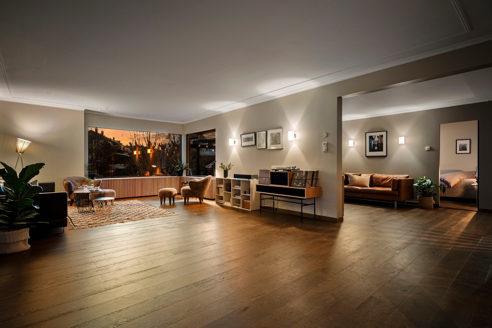 Luftig og lys stue, med store vindusflater som gir rikelig med naturlig lys. Galleribilde