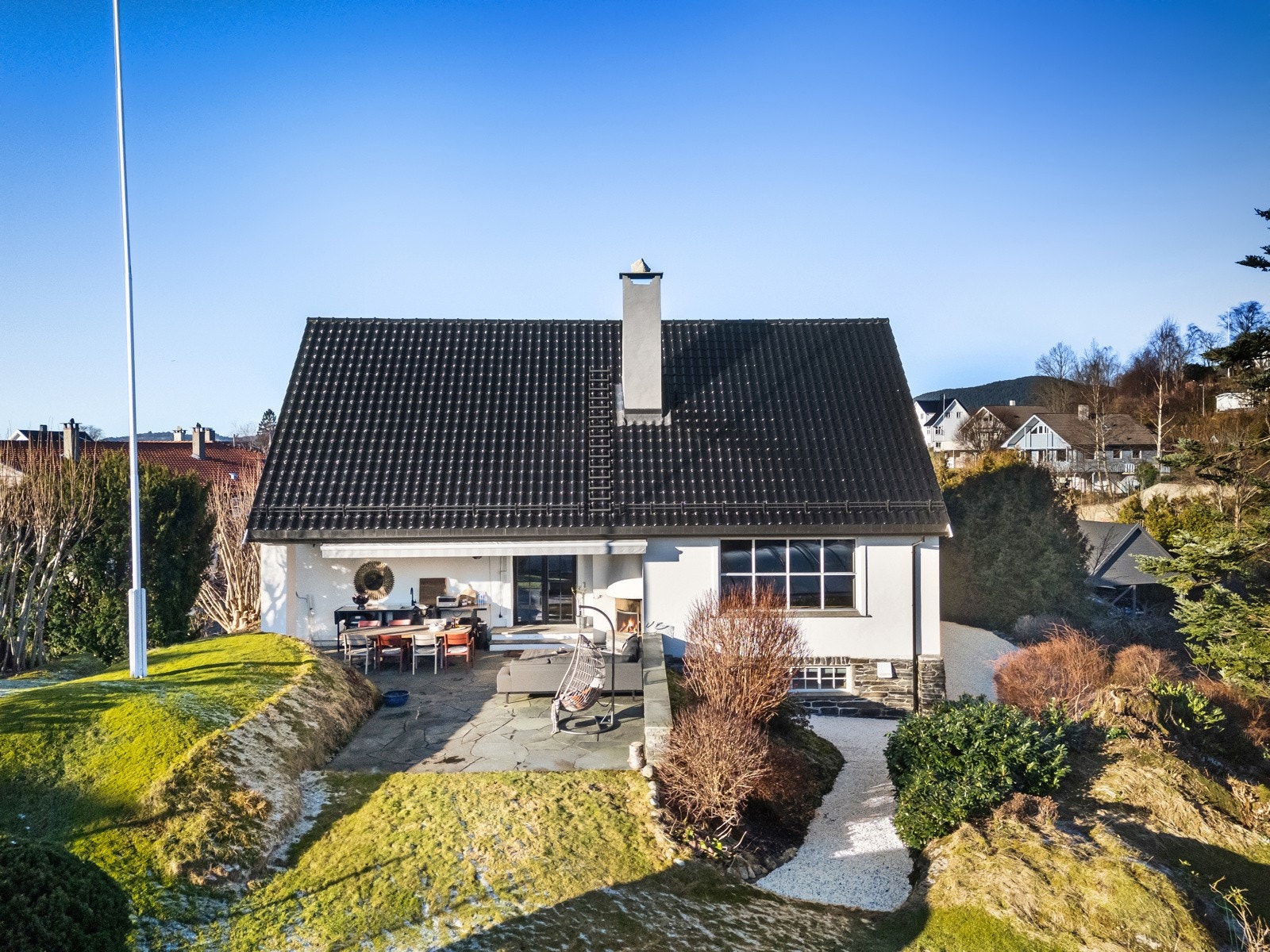 Taket på huset er fra 2021. Glassert takstein Galleribilde