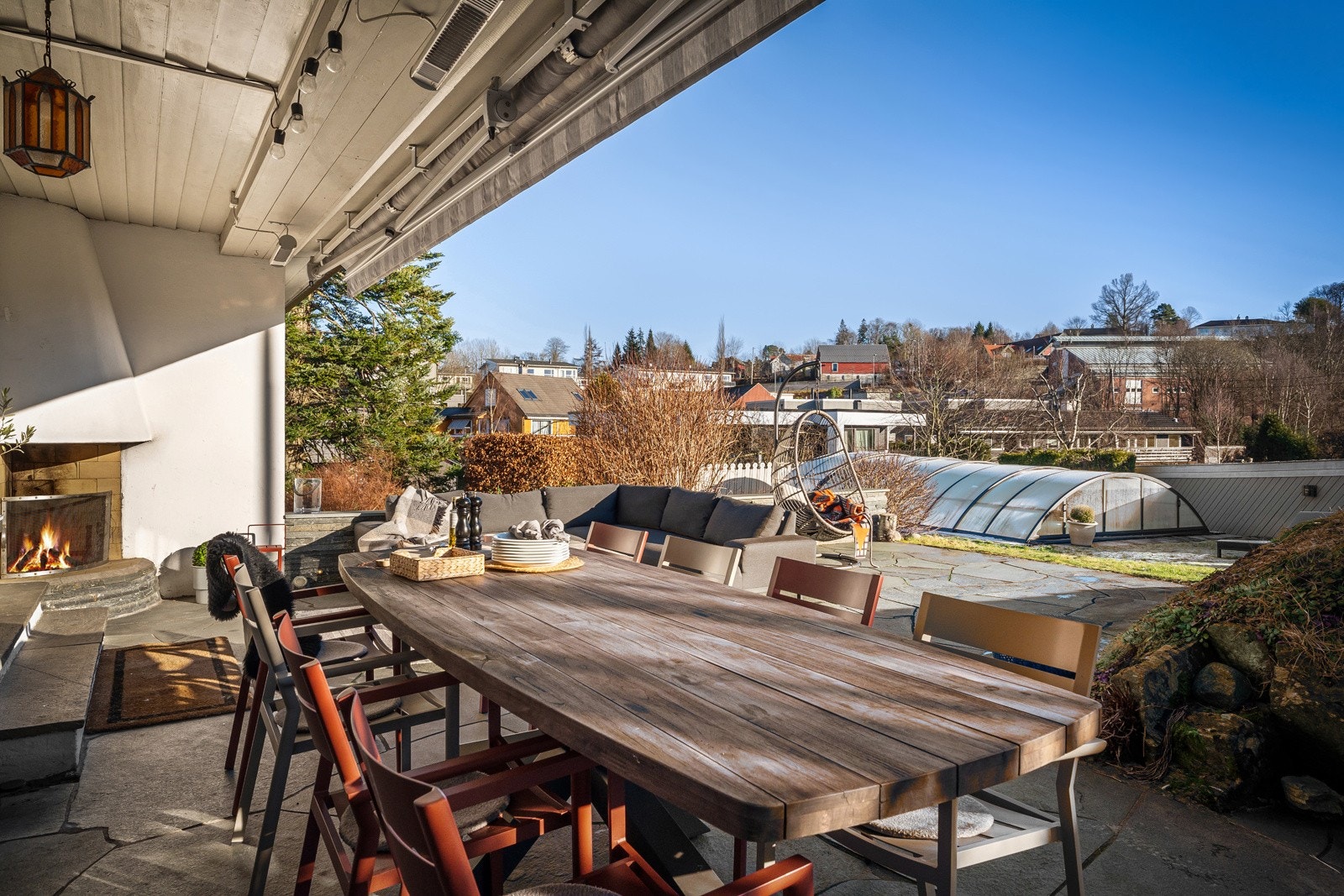 Rikelig med plass til gjester når det skal grilles og bades på sommeren Galleribilde