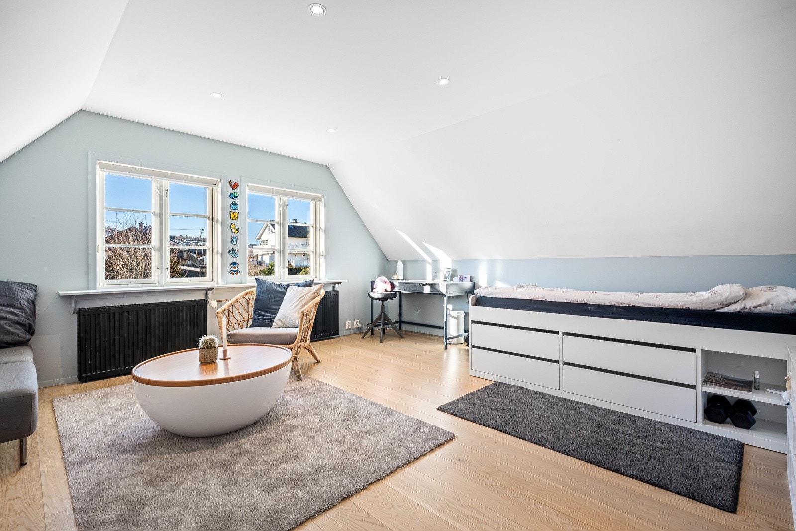 Dette rommet er i dag soverom, men kan selvsagt benyttes som loftstue om en så ønsker Galleribilde