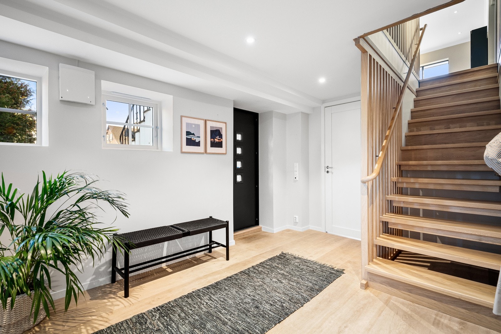 Via den mørke døren kommer en inn i gangen nede. Galleribilde