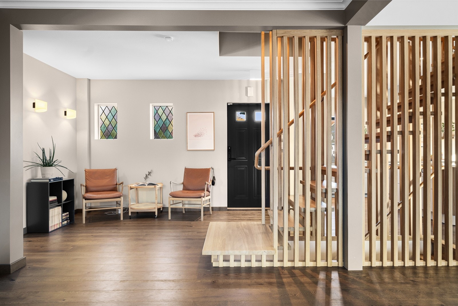 Den mørke døren på bildet er hovedinngangen til hoveplanet Galleribilde