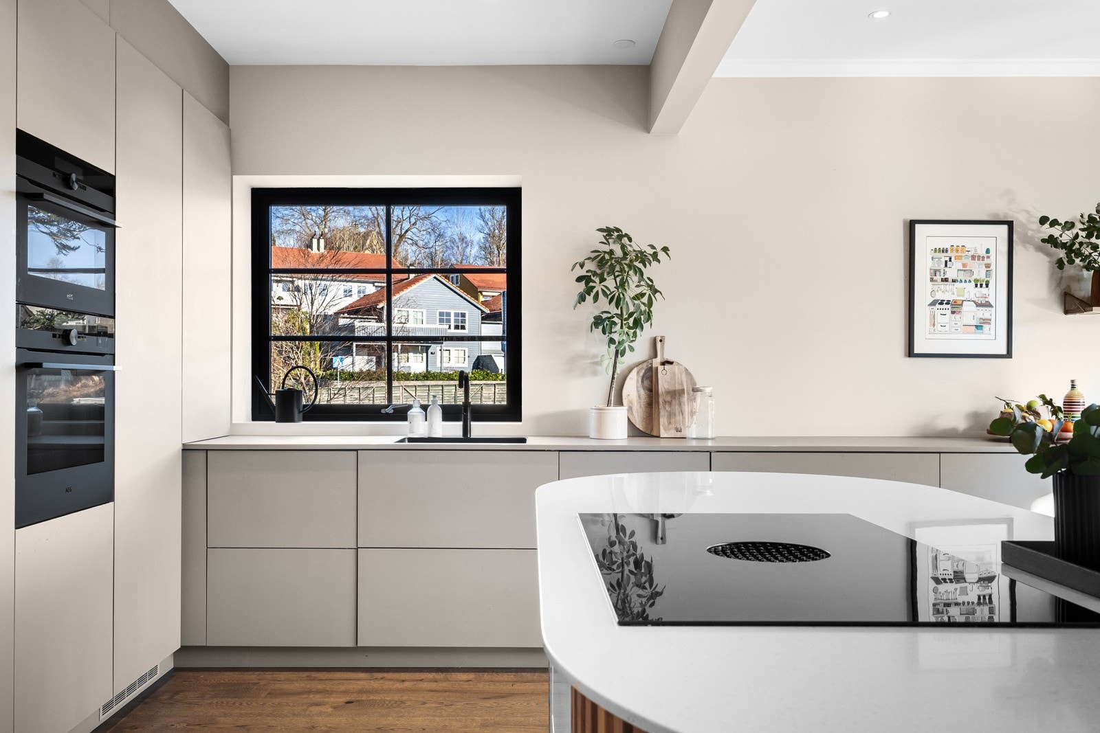 Kjøkkenøyen er fra Yuugen med benkeplate fra Silstone. Galleribilde