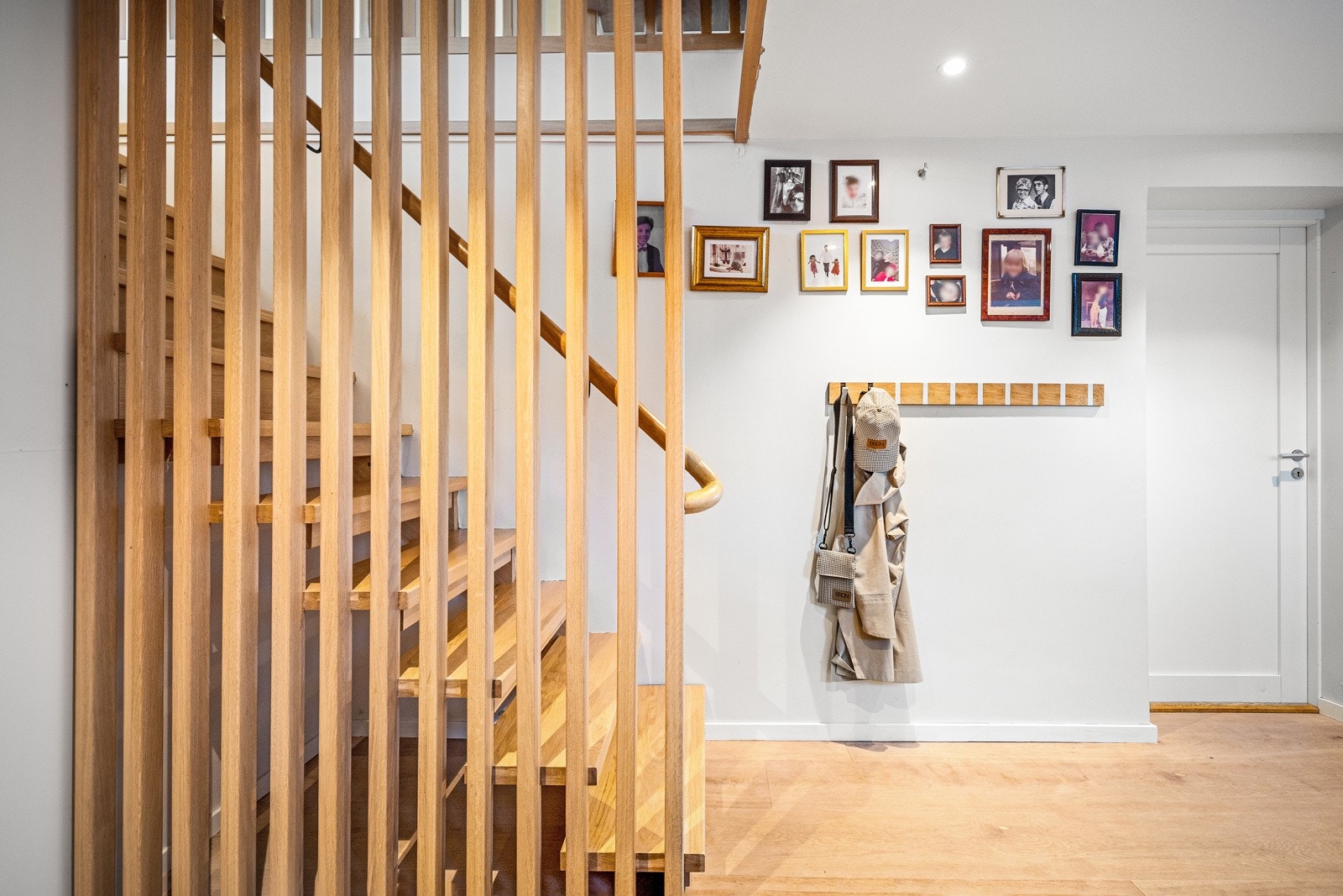 Lekker trapp mellom første etg og underetasjen Galleribilde