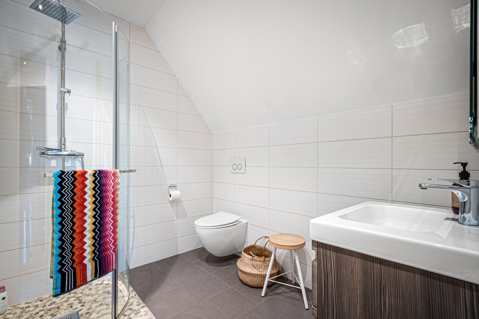 Badet på dette planet er fra ca 2016 og er pent fliselagt med varme i gulvet. Galleribilde