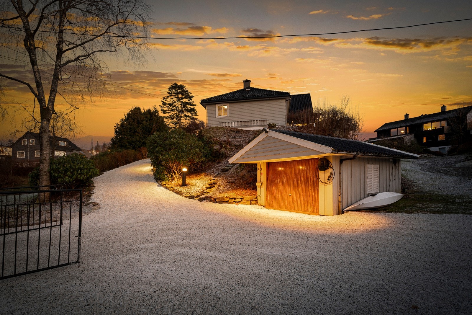 Garasje på ca 14 kvm, like nedenfor boligen. Biloppstillingsplass til mange gjester på egen tomt. Galleribilde