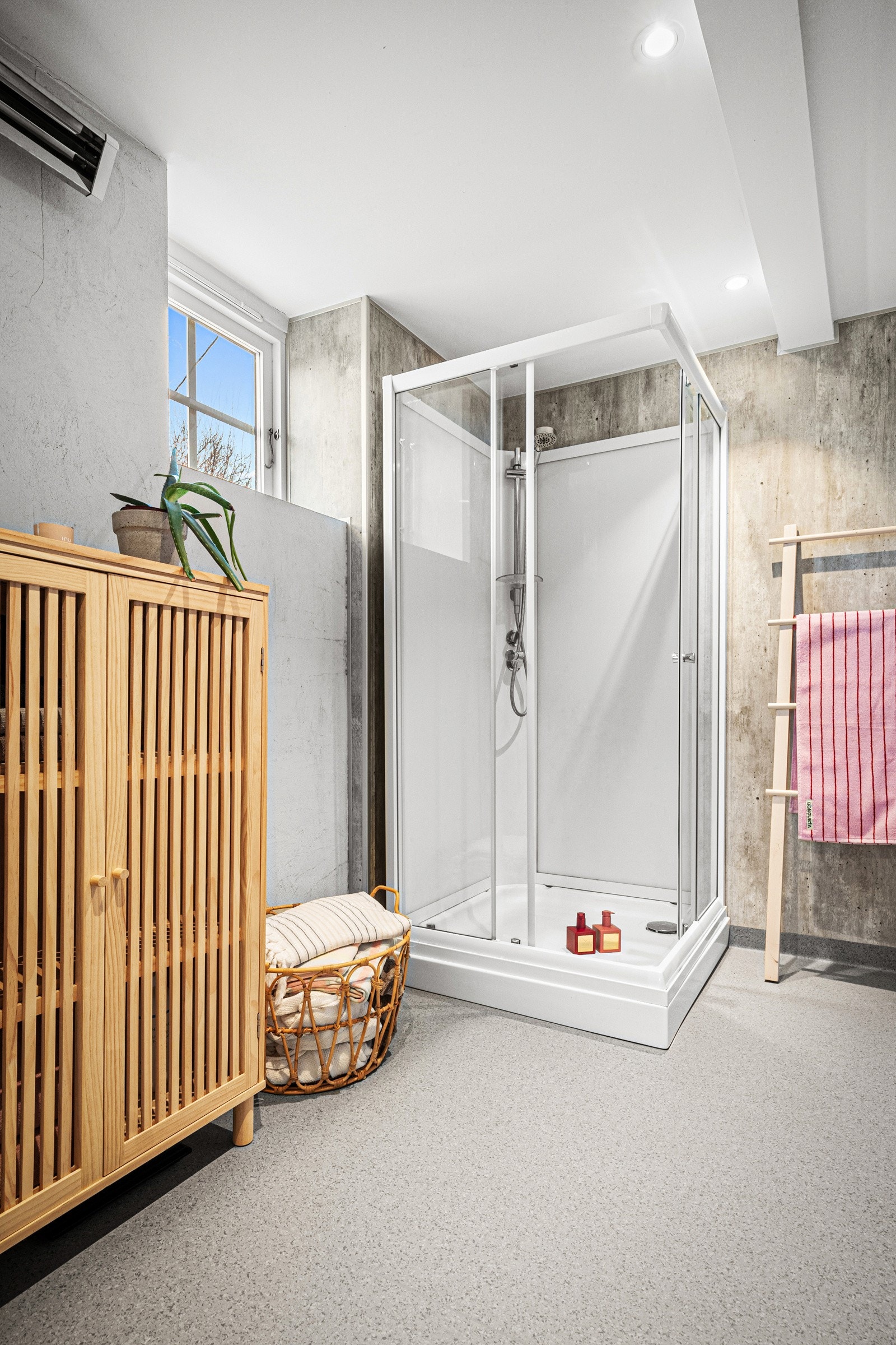 Nyere oppusset bad i tilknytning til treningsrommet Galleribilde