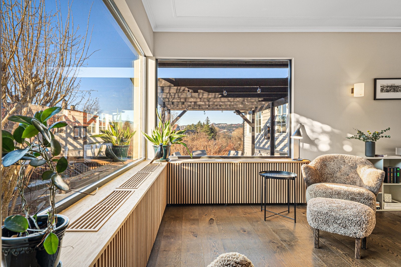 Bak spilene er det radiatorer. Spilene er fra 2025. Et møbel i seg selv, virkelig flott håndverk utført av fagfolk Galleribilde