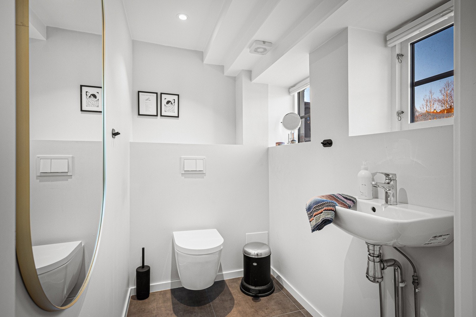 Toalett i gangen Galleribilde