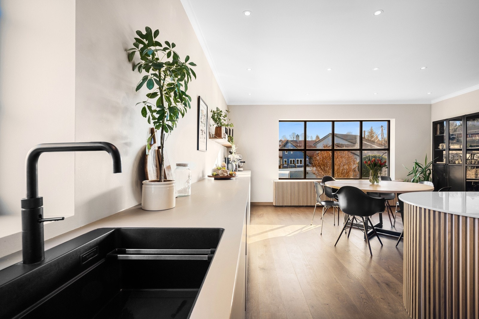 Kjøkkenet har mer en rikelig med skap og lagringsplass Galleribilde