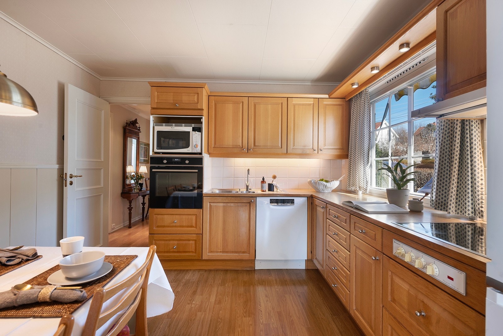 Pent kjøkken med mye skap og benkeplass Galleribilde