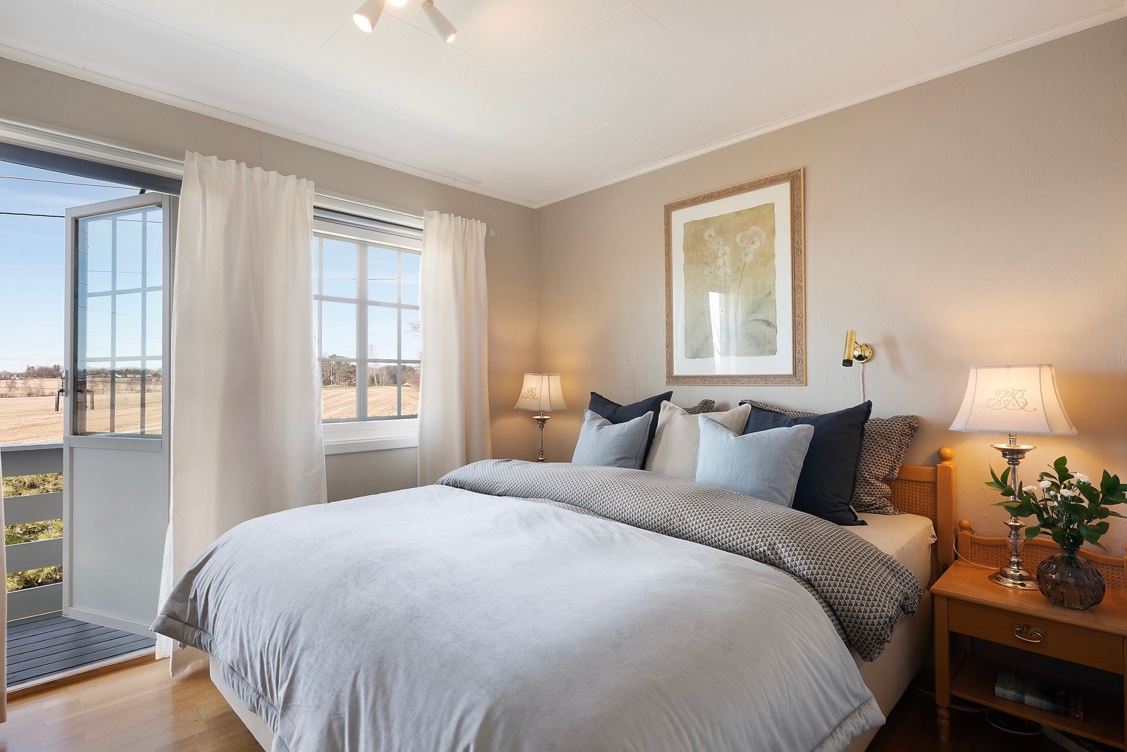 Hovedsoverom med nydelig utsikt og utgang til balkong Galleribilde