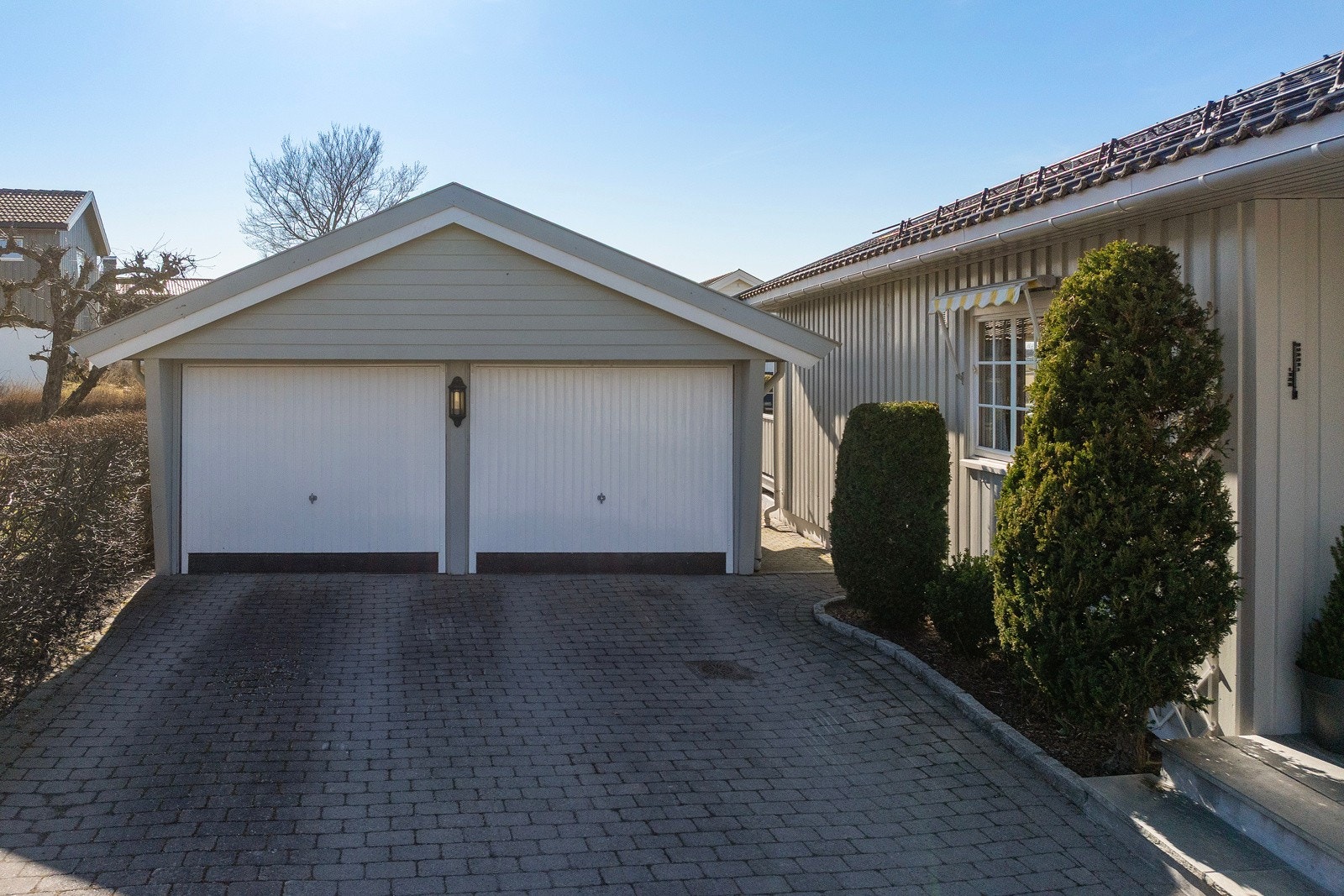 Dobbel garasje og stor gårdsplass med belegningsten Galleribilde