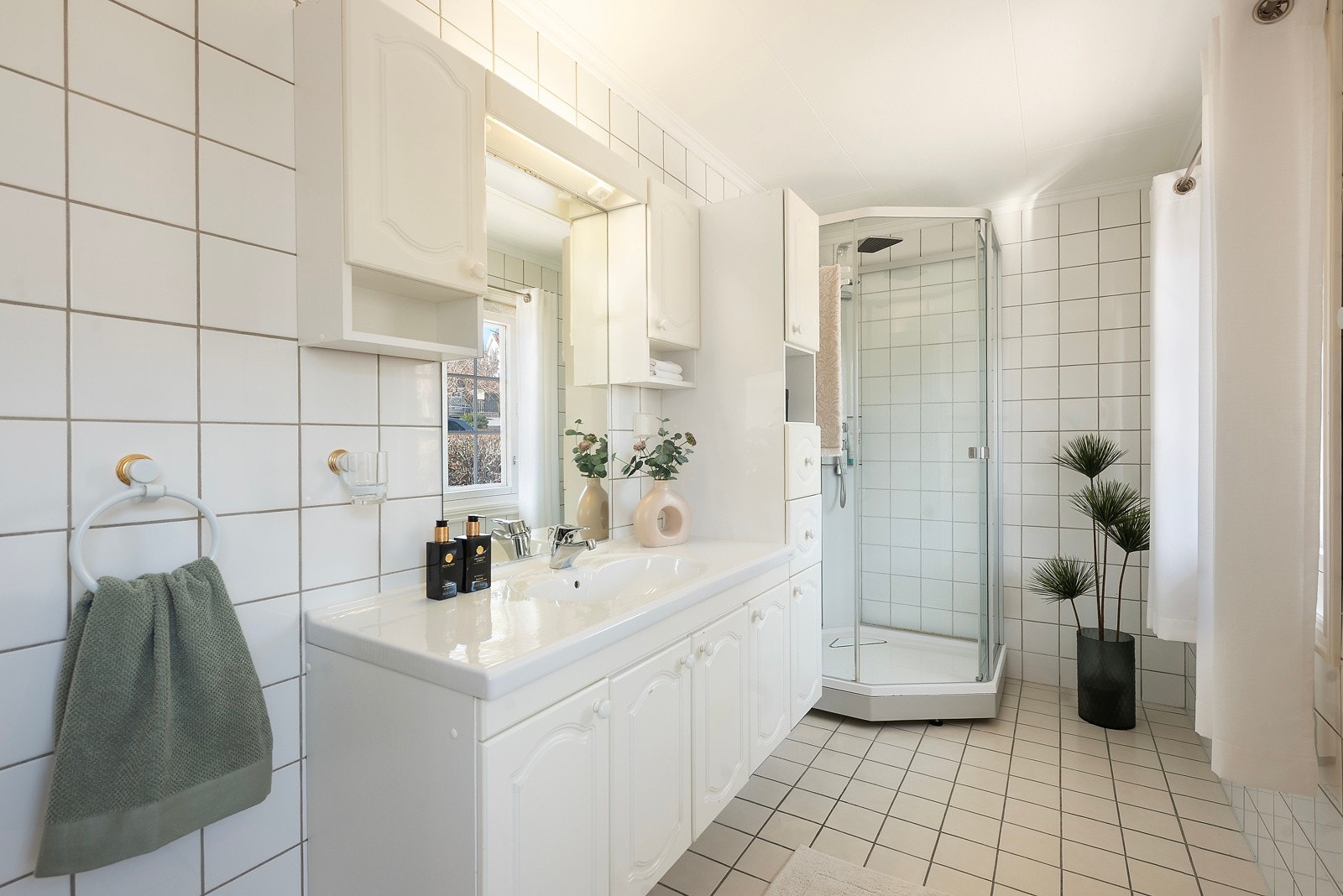 Pent flislagt bad Galleribilde