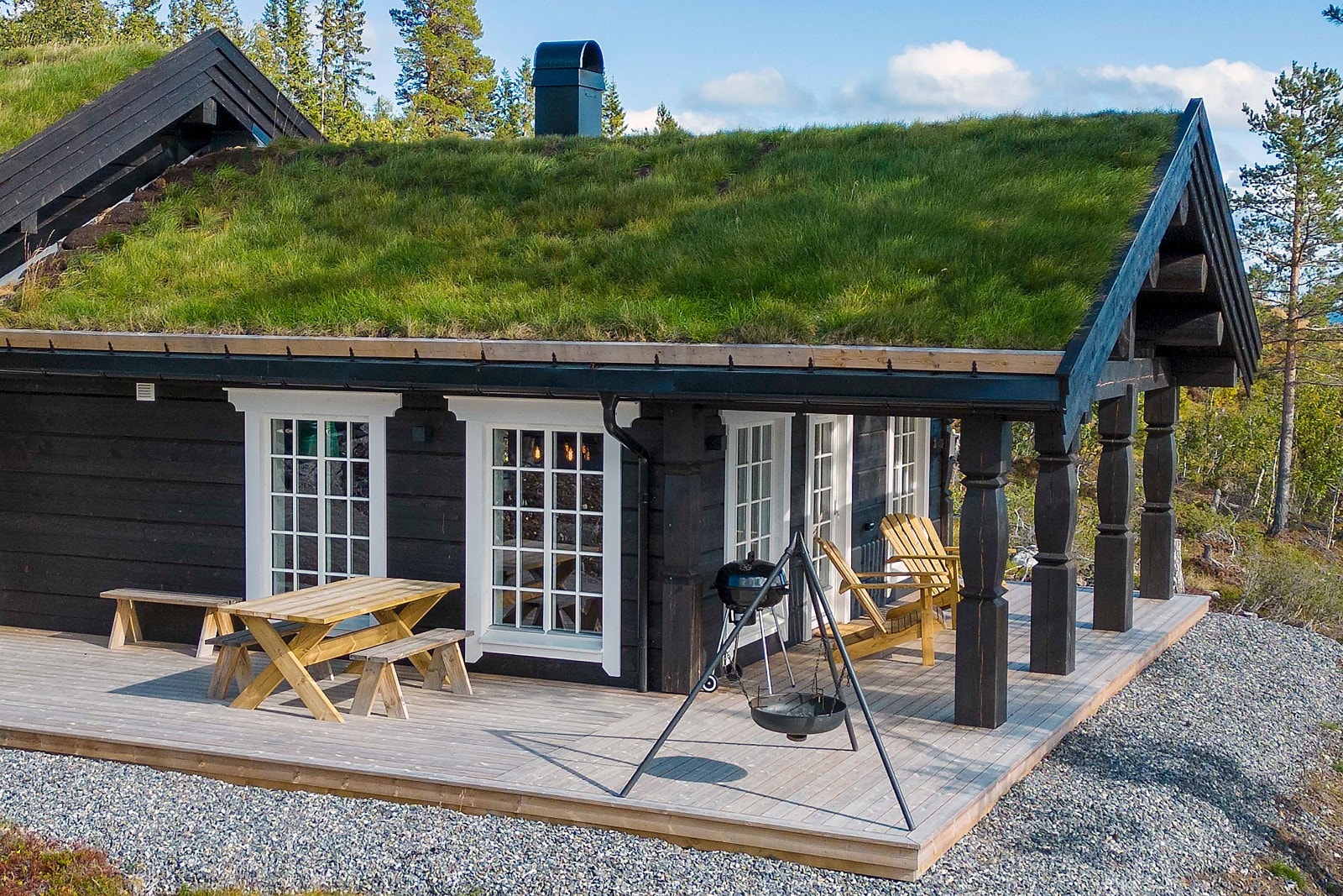 Hytta går over to plan, har torvtak og en tradisjonsrik utforming som passer inn i landskapet. Galleribilde