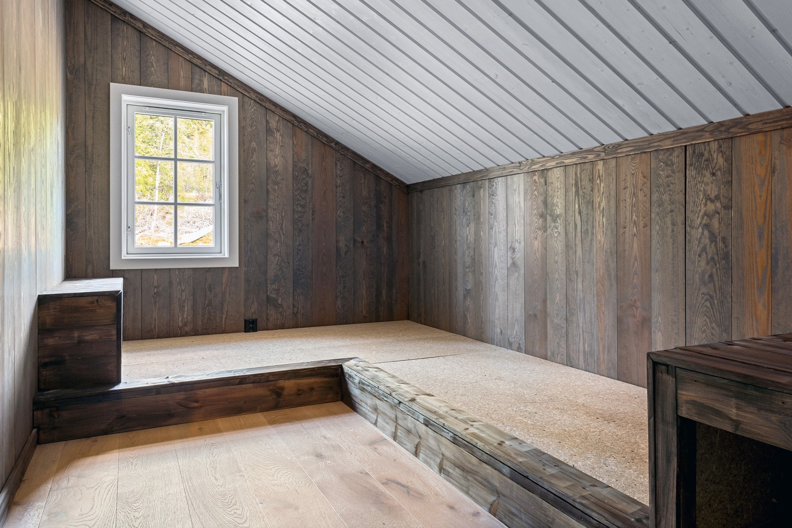 I andre etasje har det ene soverommet plassbygd sengeløsning med to soveplasser, og totalt byr soverommene på hele åtte sengeplasser. Galleribilde