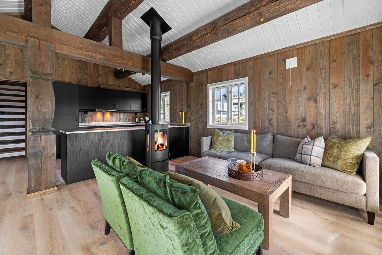 En peisovn lager kos og varme på kjølige dager, og den høye stålrørspipen bidrar til at varmen brer seg godt i rommet. Galleribilde