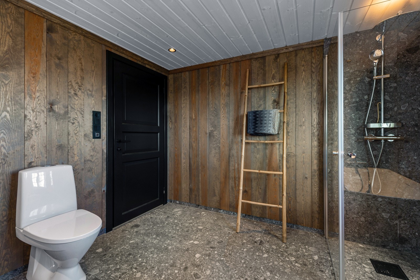 Her er det frittstående badekar med dusjmuligheter, samt dusjhjørne med mosaikkflis, hånddusj og deilig regnfallsdusj. Galleribilde