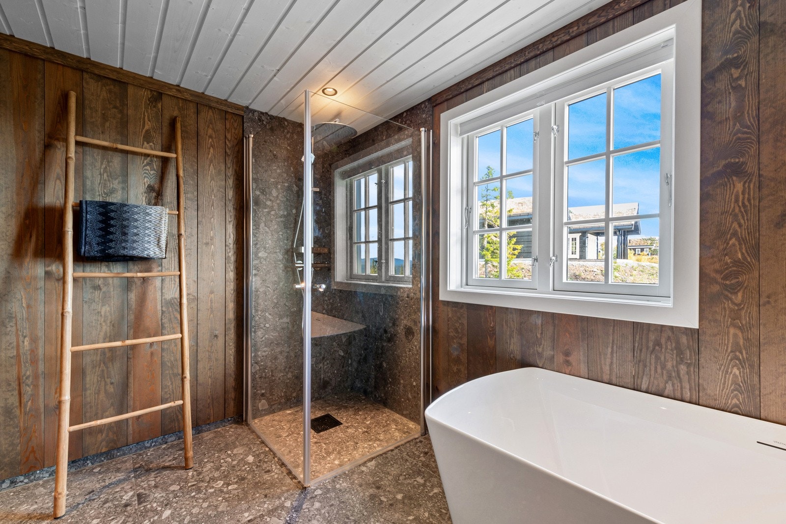 Hytta har to bad med samme standard som du finner hjemme ? og vel så det. Galleribilde