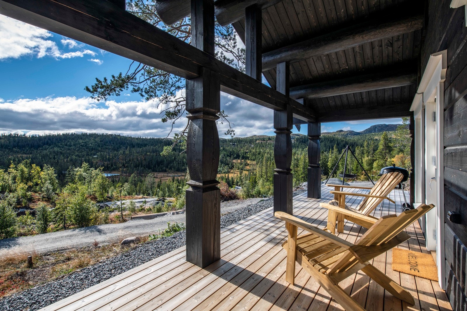 Terrassen går langs to sider på hytta og er på ca. 46 kvm. Galleribilde