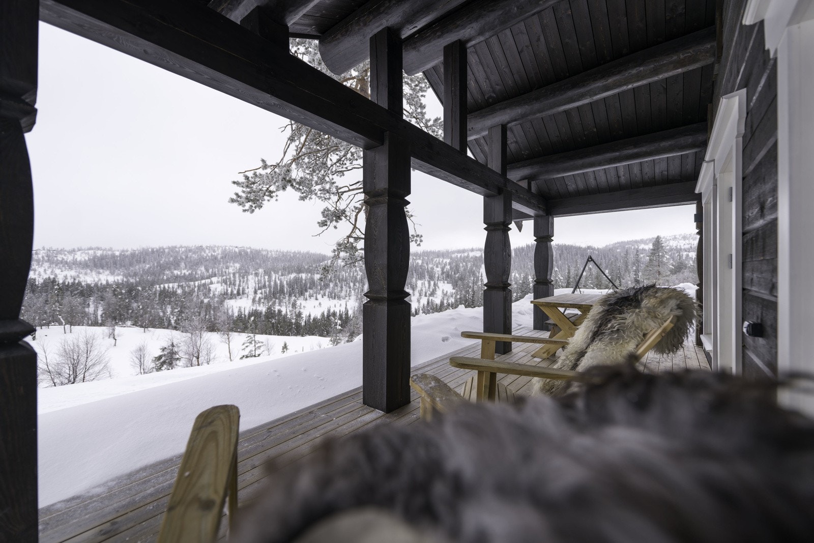 Deler av terrassen overbygget, slik at utvendig hygge også kan nytes på dager med regn eller snø i luften. Galleribilde