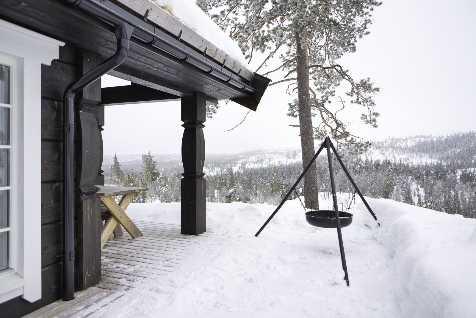 Det er god plass for sittegrupper, grilling og bålpanne, og man kan enkelt flytte seg etter solen eller finne le. Galleribilde