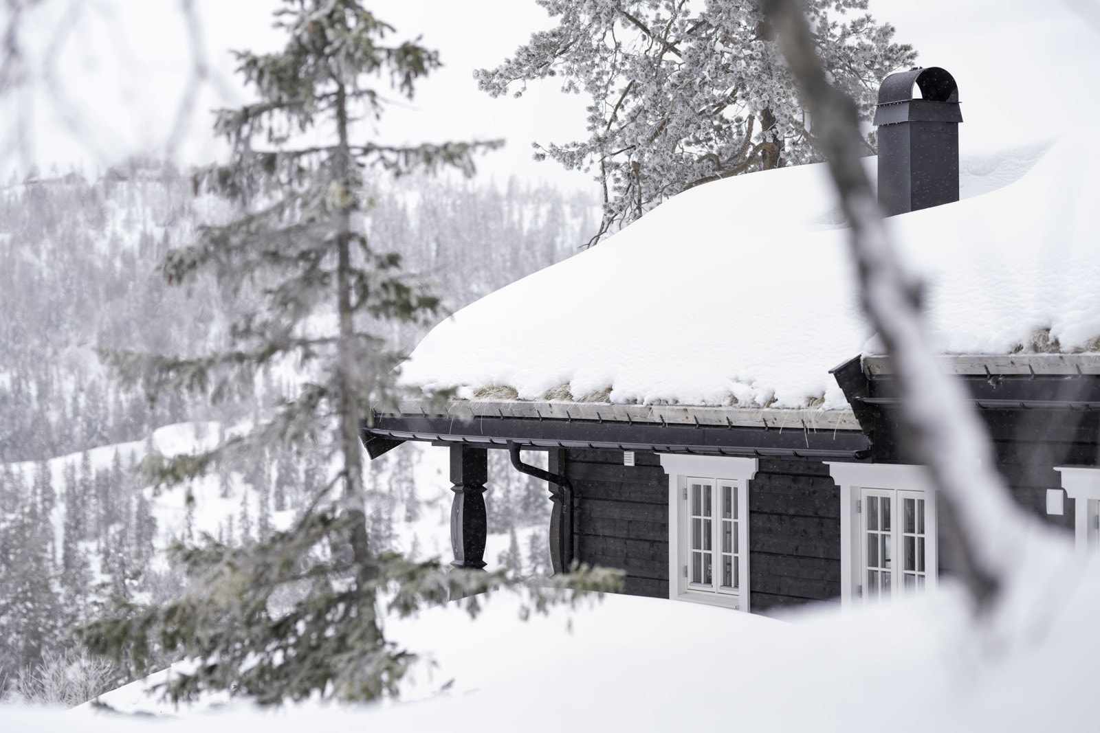 Hytta ligger ca. 30 min kjøring vest for Veggli på en solfylt høyde ca. 796 moh. Galleribilde