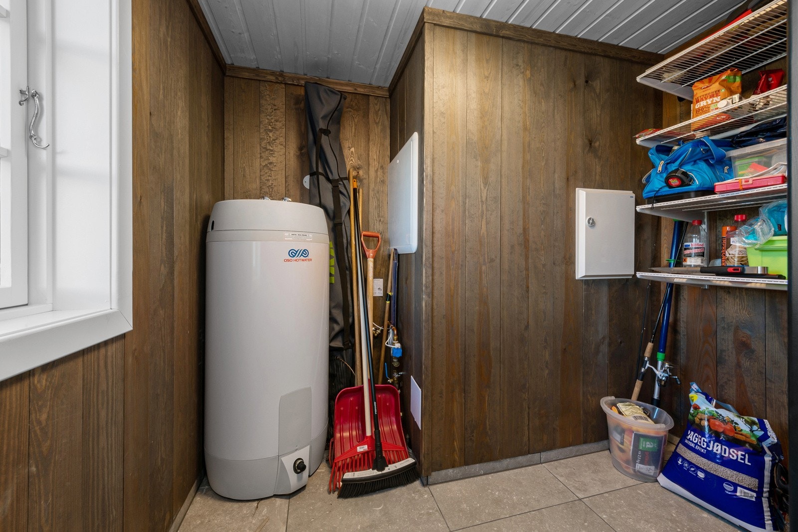 Det er rør-i-rør system og varmtvannsbereder på ca. 200 liter er plassert i teknisk rom. Det samme er sikringsskap med automatsikringer. Galleribilde