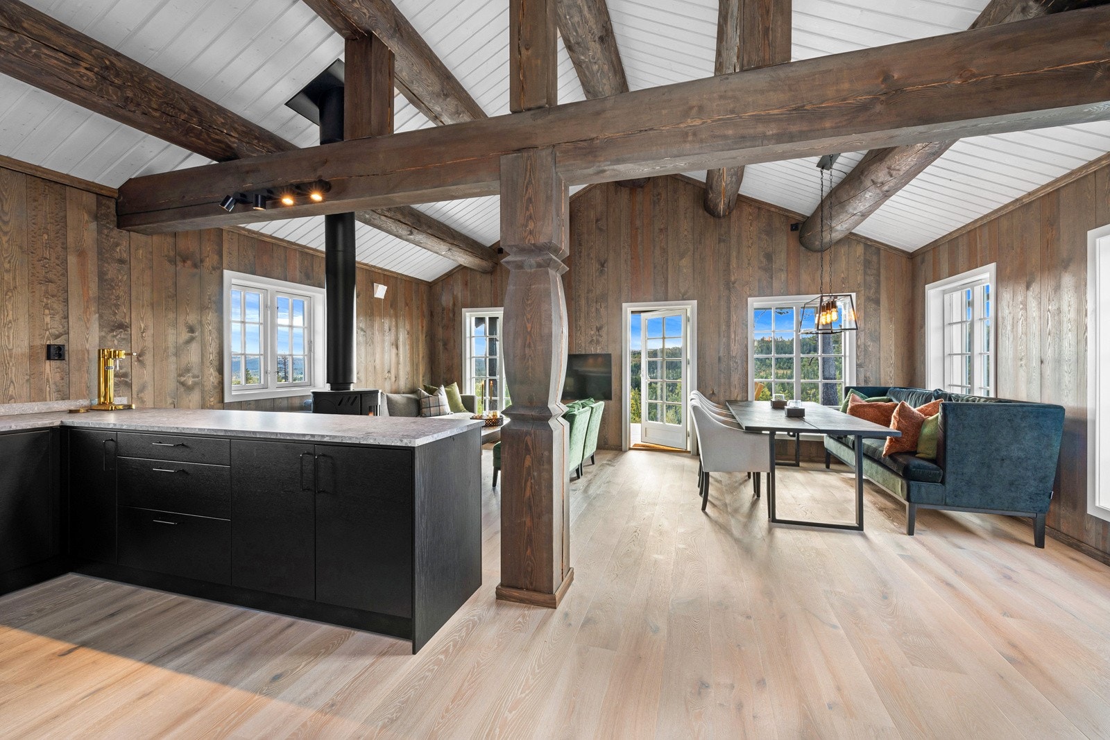 Kjøkkenet ligger i åpen løsning med stuen. Galleribilde