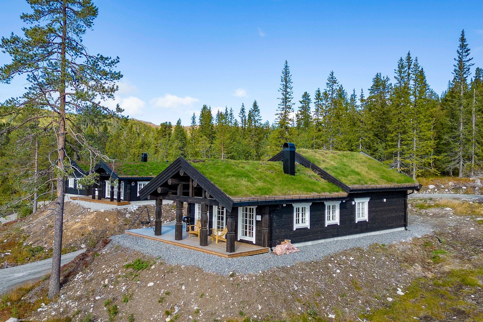 Fra gårdsplassen er det steinsatt gangbane bort til inngangspartiet som er en del av en større terrasse. Galleribilde