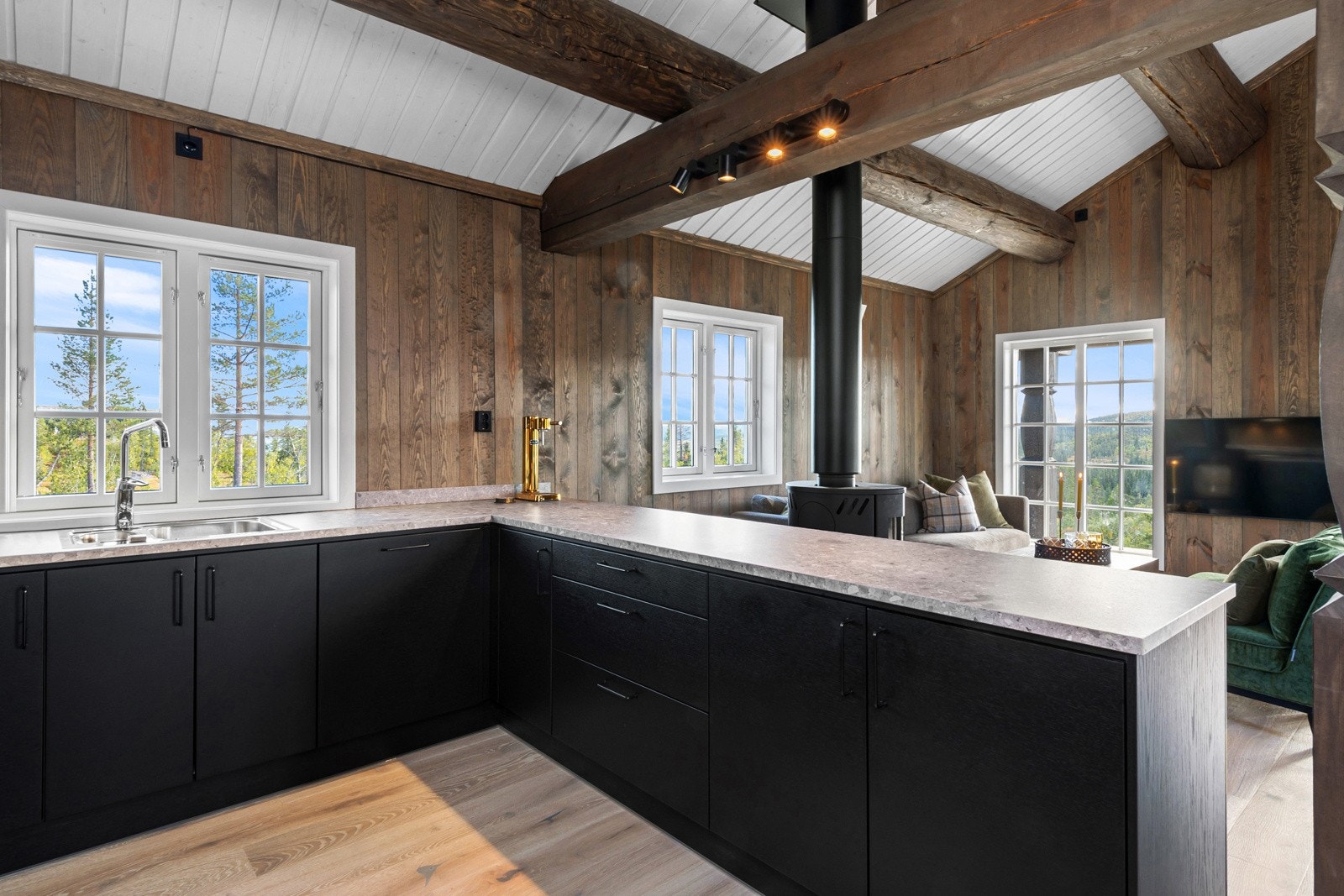 Et vindu over benken gir supplerende belysning og fint utsyn til arbeidet. Galleribilde