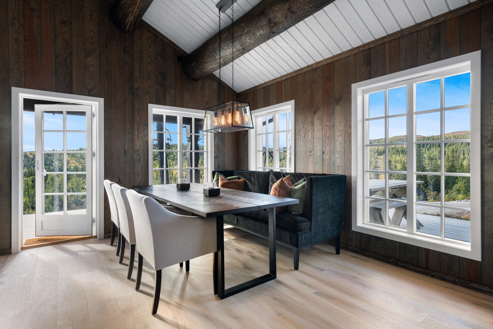 Stuen ligger i åpen løsning med kjøkkenet slik at hytta får et stort og luftig allrom med plass til langt spisebord. Galleribilde