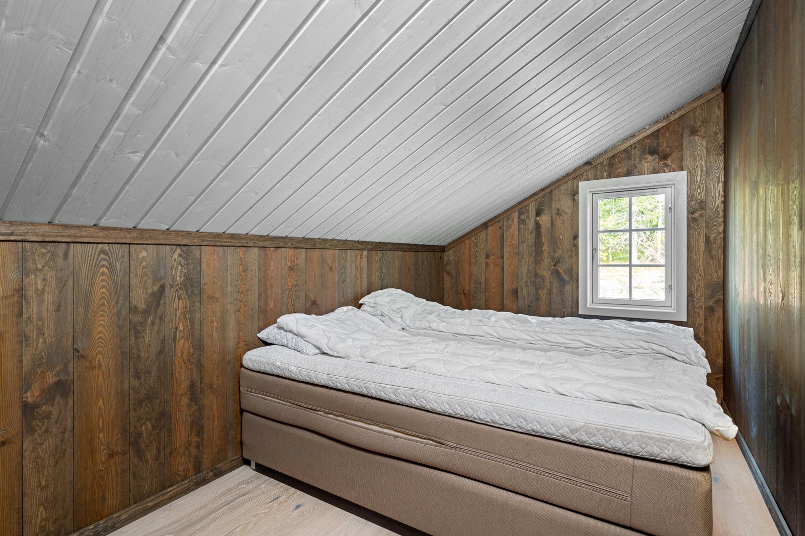 Alle rommene har lys, enstavs parkettplank på gulvene og trepanel på veggene. Galleribilde