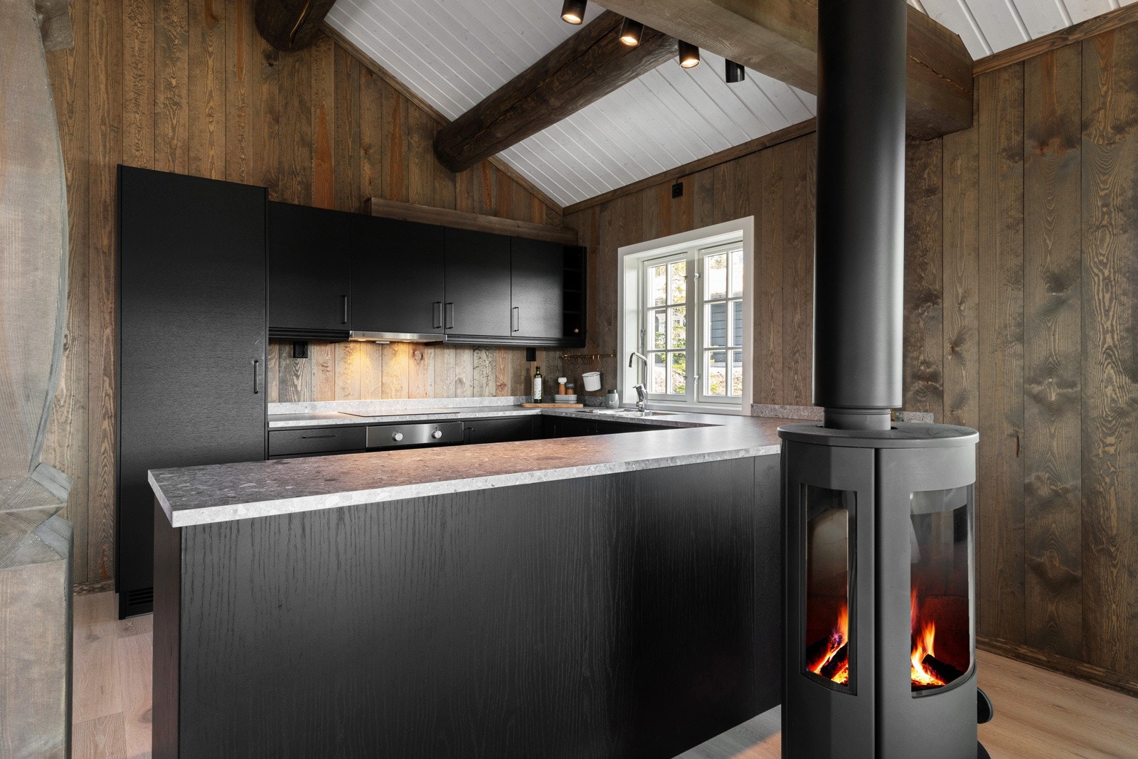 Integrerte hvitevarer består av stekeovn, induksjonstopp med komfyrvakt, oppvaskmaskin, kjøl/frys og en ventilator med avtrekk ut. Galleribilde