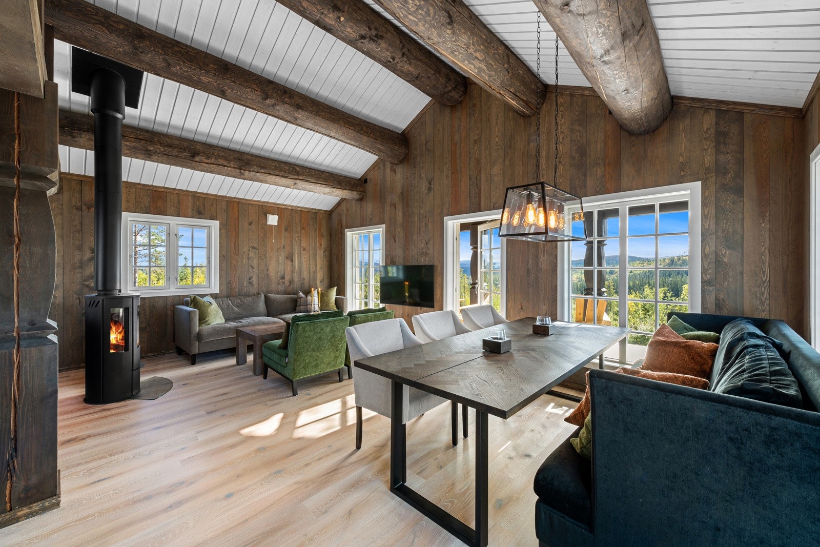 En sosial samlingsplass for alt fra rolige kaffekopper til større måltider og koselige spillkvelder. Galleribilde