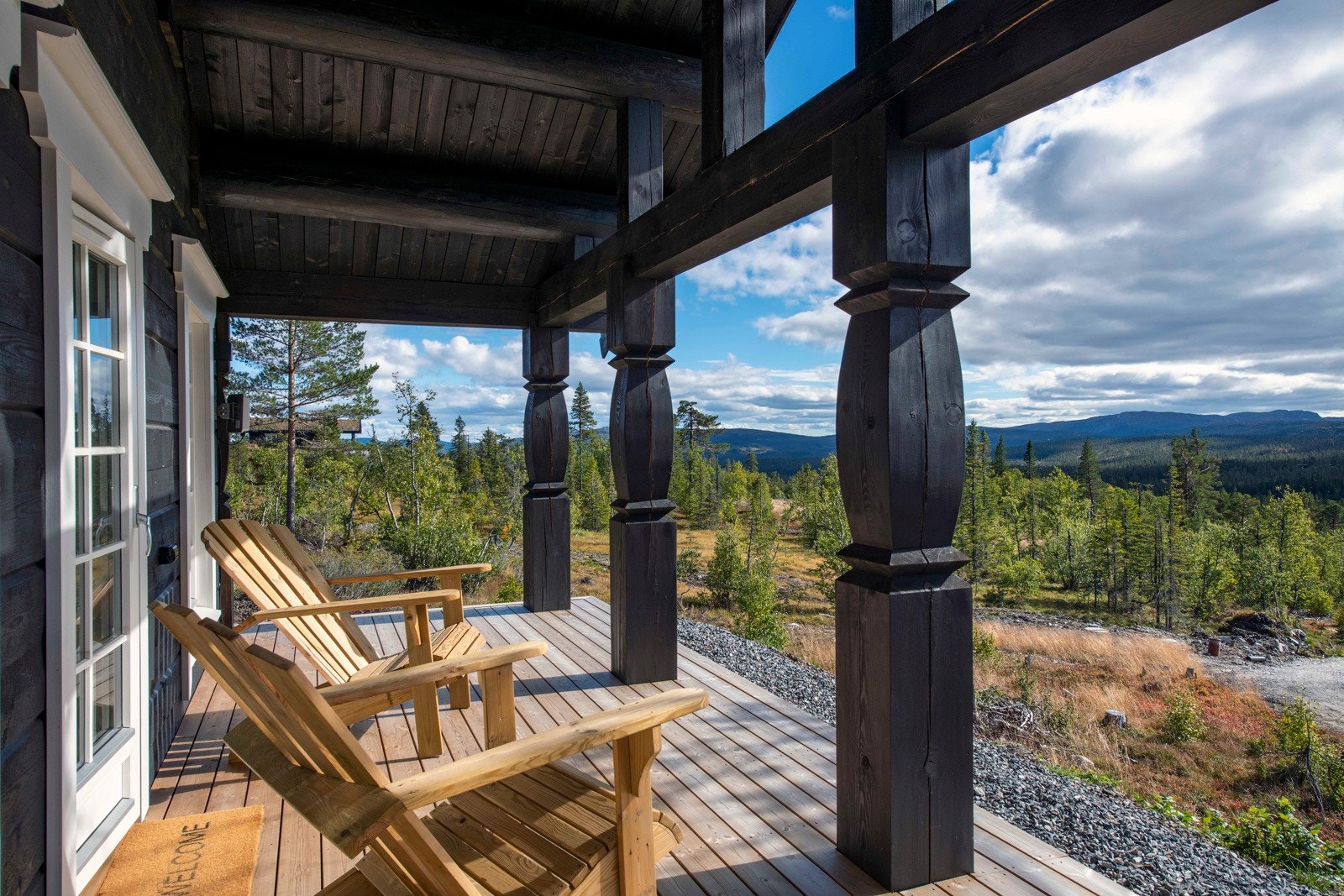 Det bys på solrik terrasse og vid utsikt over naturskjønne områder med høye fjelltopper og skogkledde partier. Galleribilde