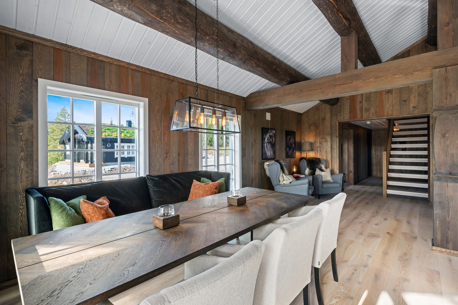 Stuen kan enkelt møbleres med flere soner. Galleribilde