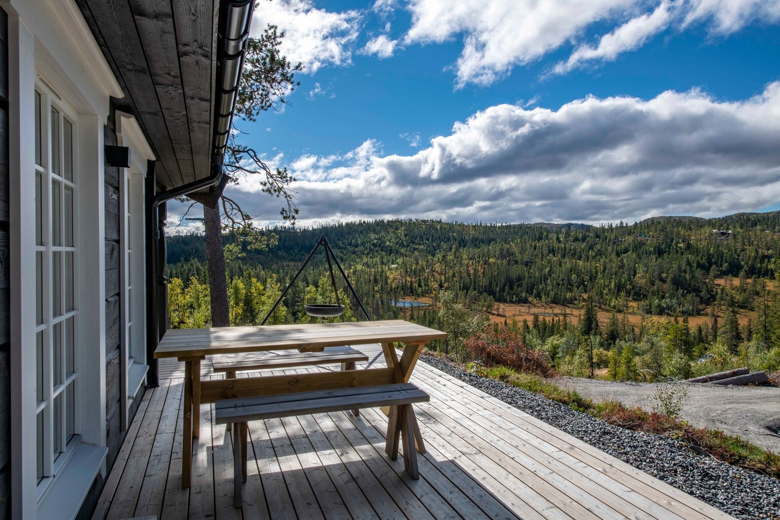 errassen har også adkomst fra stuen, noe som gir en deilig forlengelse av rommet på varme sommerdager. Galleribilde