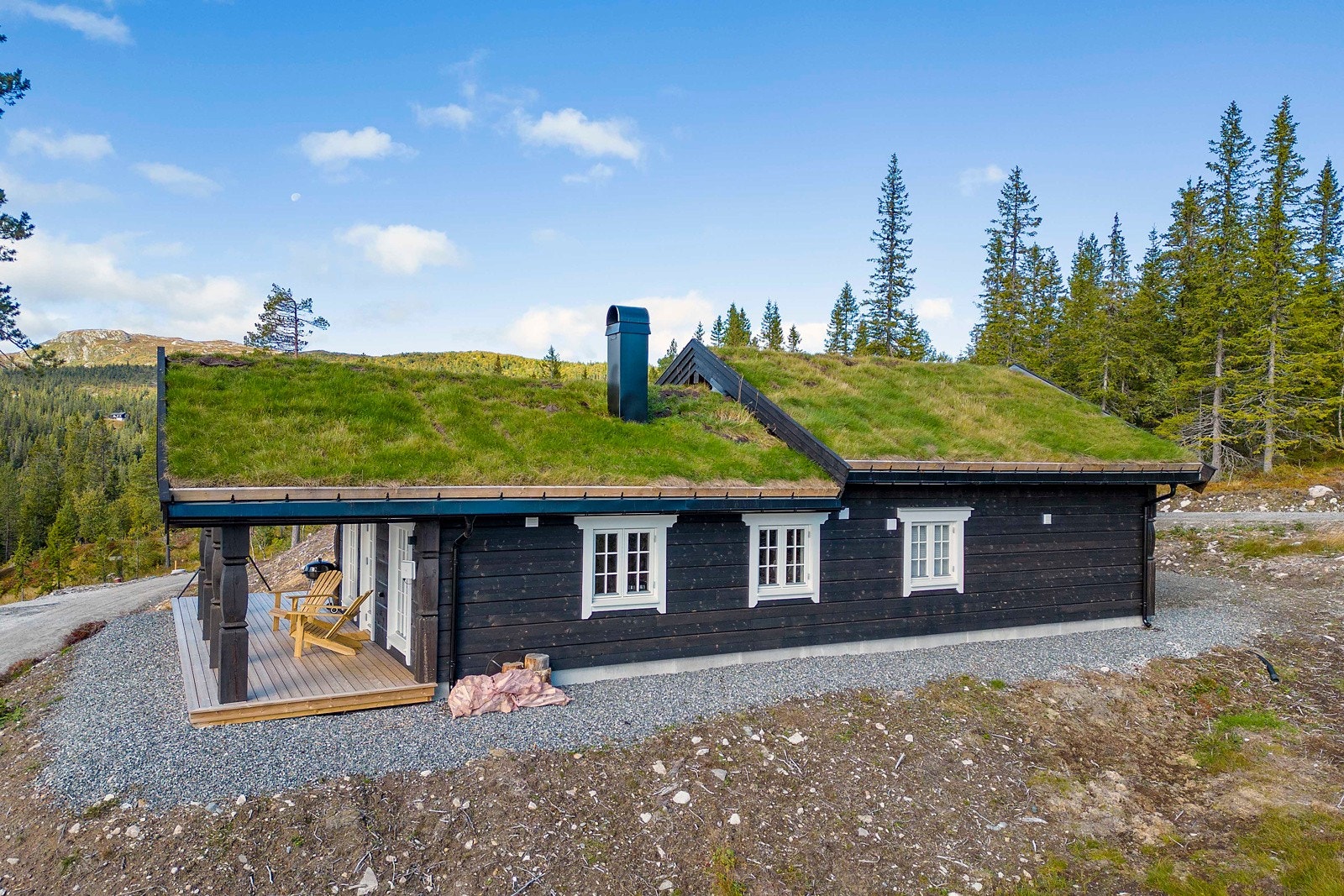 Dessuten er deler av terrassen overbygget, slik at utvendig hygge også kan nytes på dager med regn eller snø i luften. Galleribilde