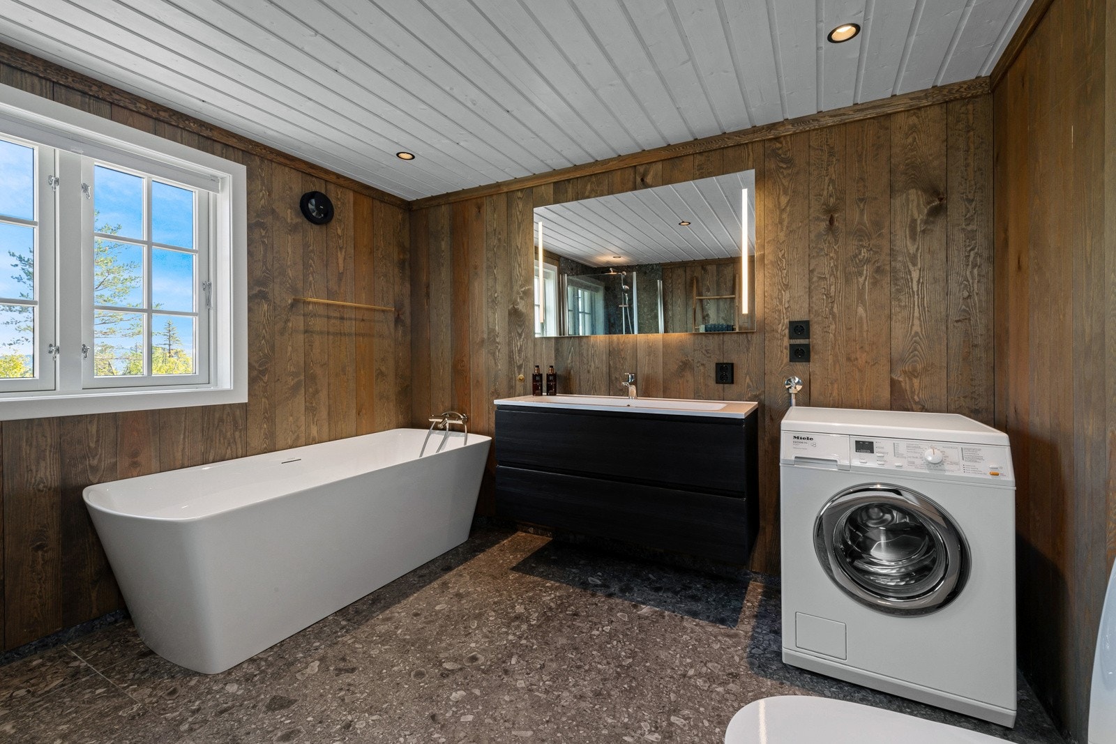 Begge badene ligger i første etasje, hvorav det største er et lekkert velværebad som innbyr til avslapping og litt me-time . Galleribilde