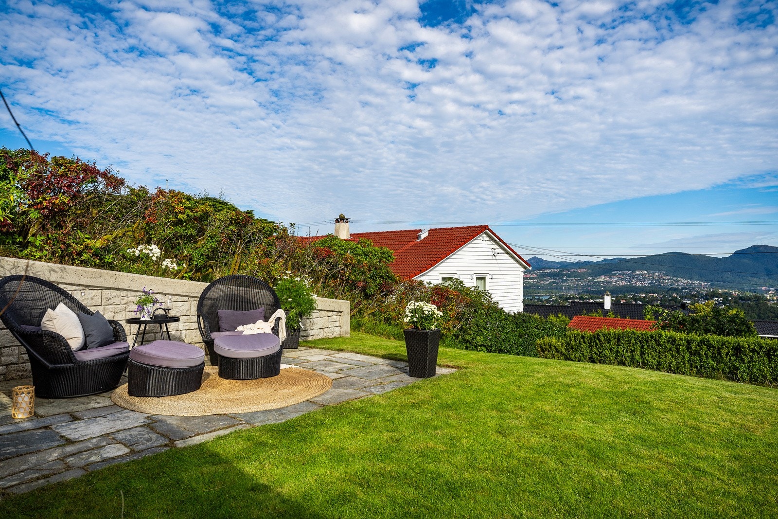 Denne hagen er helt ypperlig til fotball, trampoline, grilling mm. Galleribilde