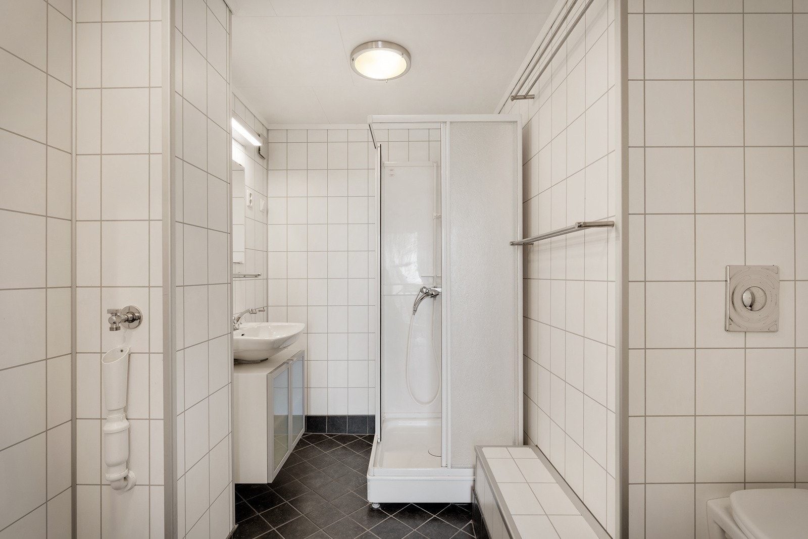 Badet i underetasjen har dusjkabinett og vegghengt toalett. Galleribilde