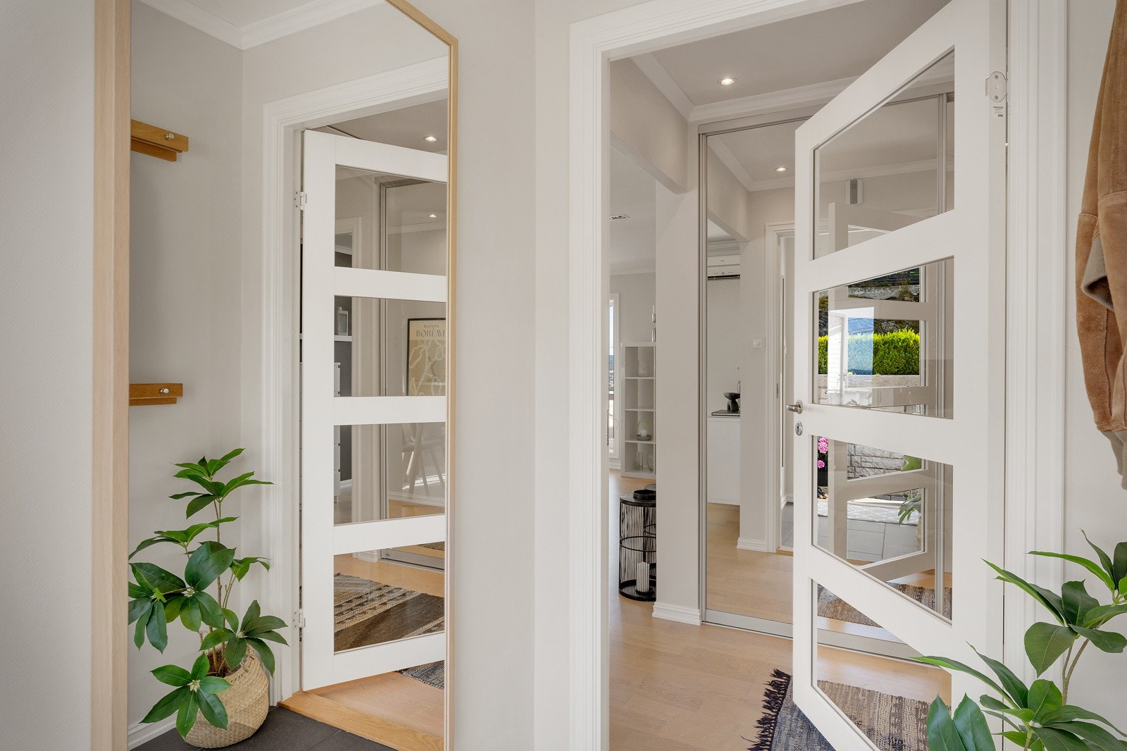 Boligen har en lys og innbydende entre. Galleribilde