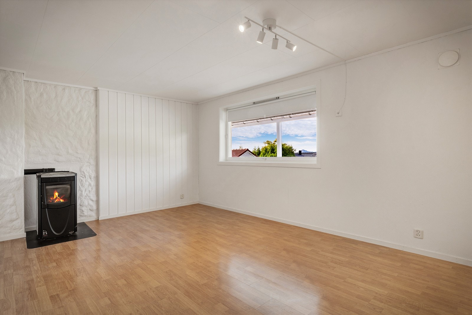 Også i underetasjen er det peis. Galleribilde
